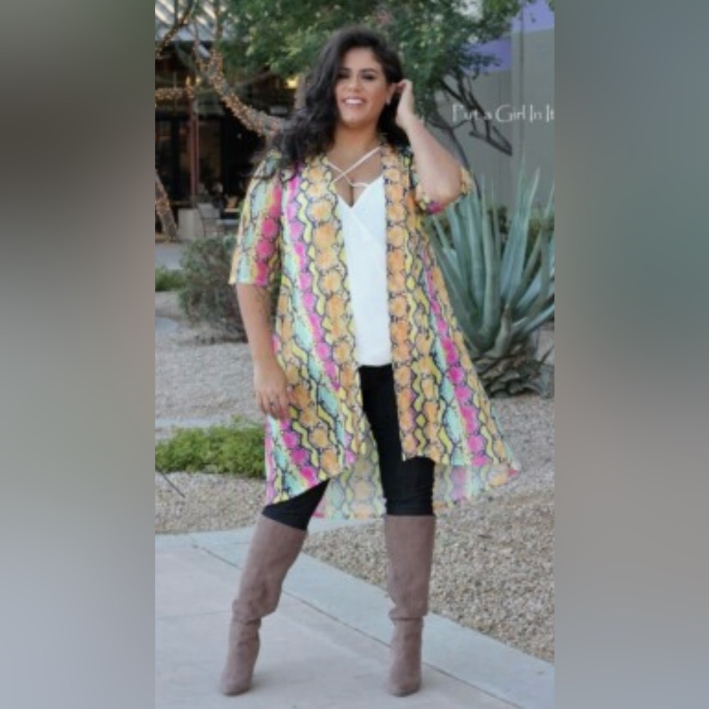 Peach Love California Open Cardigan with Curved Hemline
3/4 Bell Sleeves